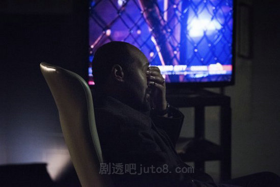 黑警探乔为巴里伤心