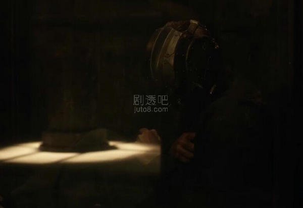 面具人恐惧的蜷缩成一团