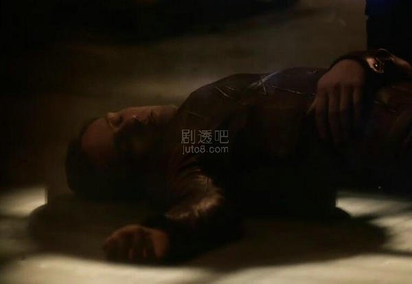 死去的杰伊加里克被放在地上