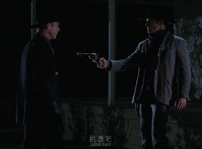 泰迪对决神秘黑衣人