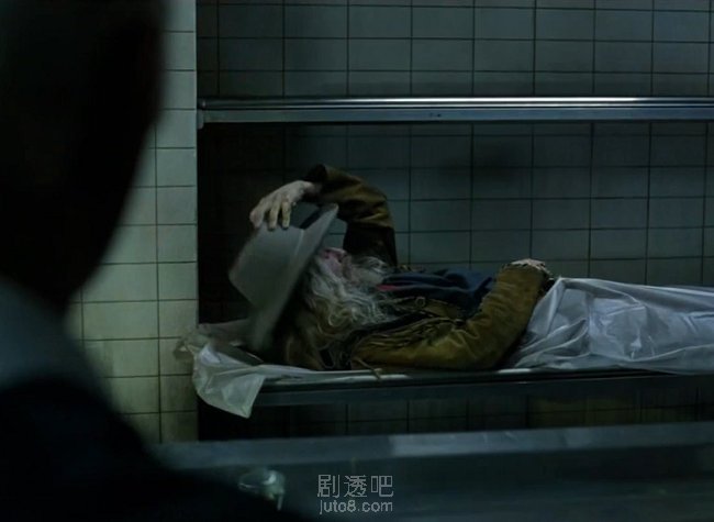 最古老的人造人自己回到了裹尸袋里