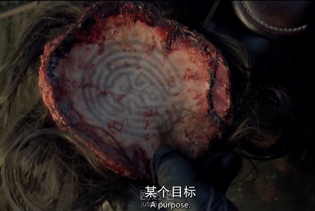 黑衣人挖去了赌徒的头盖骨