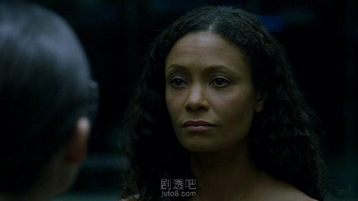 《西部世界》第二集剧照，桑迪·牛顿饰演的老鸨出现故障