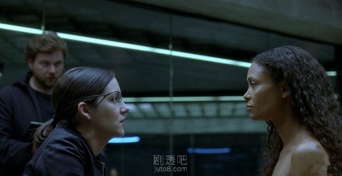 《西部世界》第二集剧照，桑迪·牛顿饰演的老鸨出现故障